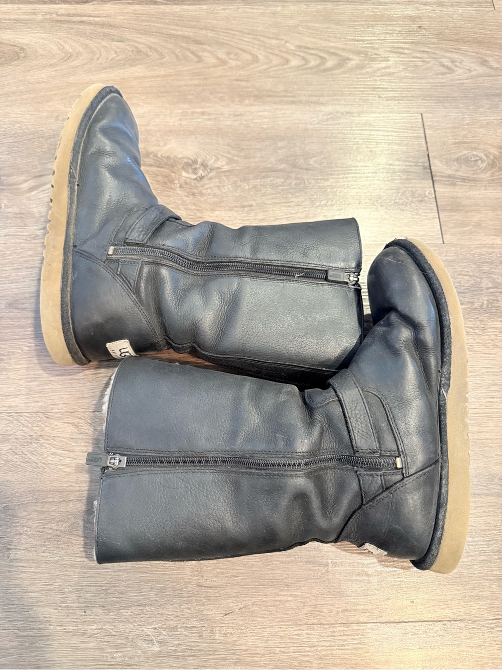 UGG Kensington Black Leather Boot Size 6 - Picture 6 of 10
